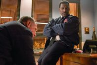 Chicago Fire – Schwieriges Gespräch, l-r: Jason Beghe als Hank Voight, Eamonn Walker als Chief Wallace Boden.