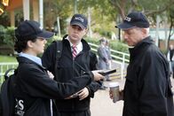 Navy CIS – Ziva (Cote de Pablo, l.), McGee (Sean Murray, M.) und Gibbs (Mark Harmon, r.) werden hinzu gerufen, als ein sechsjähriger Junge berichtet, dass sein Vater entführt wurde, während sie gemeinsam in einem Freizeitpark waren ...