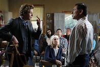 The Mentalist – Um einen Mord aufzuklären, an dem Jane (Tracy Middendorf, M.) irgendwie beteiligt war, sich aber an nichts mehr erinnern kann, ermittelt Patrick Jane (Simon Baker, l.) in einem nahegelegenen Indianerreservat, doch können ihm die Bewohner, unter anderem Joseph (Wes Studi, r.), weiterhelfen?