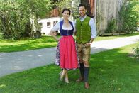 Musikantisch kreuz und quer durchs Land – Moderatoren Conny Bürgler und Richard Deutinger vor dem Woferlstall in Bad Mitterndorf