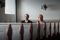 Nägel mit Köppen – Pastor Hans-Uwe Petersen (Peter Heinrich Brix, l.) und Lebensgefährtin Petra Koslowski (Ulrike Kriener, r.) sorgen sich um das befreundete Paar Stefanie und Heinrich, die in finanziellen Nöten stecken.