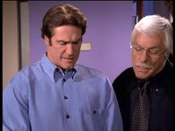 Diagnose: Mord – Steve (Barry Van Dyke, l.) und sein Vater Mark (Dick Van Dyke, r.) diskutieren darüber, ob das gefundene Indiz tatsächlich ein Hinweis auf den Mörder ist.
