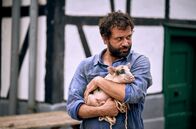 Mord mit Aussicht – Schweinebauer Gisbert Cremer (Kai Schumann) hat ein liebevolles Verhältnis zu seinen Tieren. Mit den anderen Dörflern versteht er sich aber nicht immer so gut.
