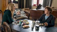 Der Usedom-Krimi – Kummer mit Lucjan - Ellen (Rikke Lylloff, links) möchte Karin (Katrin Sass) trösten.