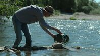 Die Gier nach Gold – Robert Eberlein wäscht Gold an den Isteiner Schwellen am Rhein.