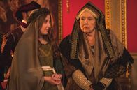 Victoria – Wilhelmina (Bebe Cave, l.) und Herzogin von Buccleuch (Diana Rigg)