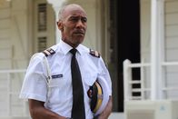 Death in Paradise – Dwayne Myers (Danny John-Jules) auf dem Weg zur Beerdigung seines Freundes. Ein schwerer Gang für ihn.