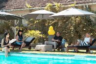 Madame – David (Michael Smiley) hat Maria (Rossy de Palma, 2.v.l.) über das Wochenende mit in ein Landschloss genommen, wo sie überraschend Anne (Tonio Collette, r.) und deren Freundin Mandy (Sue Cann) begegnen.