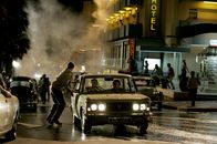 München – Dem Anschlag von München folgte eine Vergeltungsaktion durch den Staat Israel, die bis dahin ebenso einmalig war wie das Attentat selbst: Die Rächer (v.l.n.r.) Carl (Ciaran Hinds), Hans (Hanns Zischler) und Robert (Mathieu Kassovitz) ...