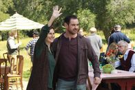 Scorpion – Wie werden Walters Eltern Louise (Pamela Shafer, l.) und Sean (Glenn Keogh, r.) reagieren, als Walter, Cabe, Paige und Tim zu Megans Trauerfeier nach Irland kommen?