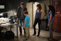 Extant – JD (Jeffrey Dean Morgan, l.), Ethan (Pierce Gagnon, 2.v.l.), Molly (Halle Berry, 2.v.r.) und Terra (Genneya Walton, r.) müssen nicht nur vor der Regierung, sondern auch vor den außer Kontrolle geratenen Humanics fliehen ...