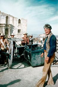 Alamo – Unter Colonel David Crockett (John Wayne, re.) trotzen Dutzende Männer der anrückenden mexikanischen Armee. Tagelang bieten sie einer erdrückenden Übermacht die Stirn und warten auf Verstärkung.