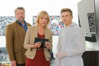 Die Rosenheim-Cops – Kommissar Anton Stadler (Dieter Fischer, l.) und Kommissarin Verena Danner (Katharina Abt, M.) übernehmen die Ermittlungen und sprechen mit Spurensicher Helmut Lochinger (Robert Ludewig, r.) über die ersten gefundenen Spuren.