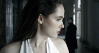 Der Treue größter Akt – Kriemhild (Verena Altenberger) vertraut Hagen (Michael Joachim Heiss) das Geheimnis um Siegfrieds Verwundbarkeit an.