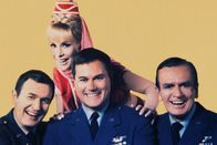 Bezaubernde Jeannie – (v.li.) Philip Ober (General Stone), Barbara Eden (Jeannie), Larry Hagman (Anthony "Tony" Nelson), Hayden Rorke (Dr. Alfred Bellows).