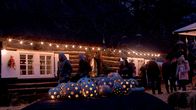 Die rbb-Reporter – Ziehen Ruhe und Besinnlichkeit in den Spreewald ein, sobald die erste Schneeflocke in der Vorweihnachtszeit fällt? Von wegen! Von Burg bis Lübbenau küsst der Advent den Spreewald wach. Die Reportage entdeckt Vor-Weihnachtsfeiern und immer stehen dahinter echte Spreewälder, die die Hände einfach nicht in den Schoß legen können. - Alles ist Weihnachtlich geschmückt.
