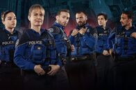 Der Einsatz – Axelle (Luàna Bajrami, l.), Charlie (Anna Pieri Zuercher, 2.v.l.), Lewis (Kacey Mottet-Klein, 3.v.l.), Nico (Thibaut Evrard, 3.v.r.), Karim (Younès Boucif, r.)