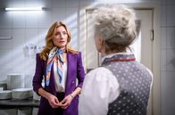 Sturm der Liebe – Hildegard (Antje Hagen, r.) unterstellt Alexandra (Daniela Kiefer, l.), mit Christoph unter einer Decke zu stecken.