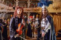 Vivaldi – Antonio Vivaldi (Sokol Prekalori, li.) inszeniert „Orlando furioso“ im Teatro Sant’Angelo. Der Kastrat Minelli (Fabio Lo Piparo, re.) stellt bei der Aufführung seinen wichtigsten Sänger dar.
