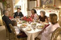 Oh du Fröhliche... Rentier Buddy rettet Weihnachten – L-R: Chester (Leslie Carlson), Hector (Bobb'e J. Thompson), Nick Snowden (Thomas Cavanagh), Isabel (Karen Robinson), Lorna (Jackie Burroughs) und Sandy Brooks (Ashley Williams)
