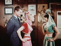 Bezaubernde Jeannie – Tony (Larry Hagman, l.) merkt erst sehr spät, dass er es plötzlich mit zwei Jeannies (Barbara Eden) zu tun hat.