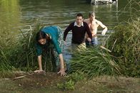 Desperate Housewives – Nachdem Susan (Teri Hatcher, l.) ihren Wagen im See versenkt hat, kommt Mike (James Denton, r.) vorbei und rettet sie und Ian (Dougray Scott, M.), der nicht schwimmen kann aus dem Wasser ...