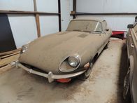 Fast N' Loud – The dusty 1971 Jaguar sits in a garage.