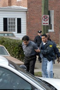 F.B.I. - Dem Verbrechen auf der Spur – FBI-Agenten nehmen den verhafteten Mafioso mit.