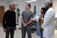 Atlanta Medical – (v.l.n.r.) Montel Williams (Montel Williams); Dr. Randolph Bell (Bruce Greenwood); Malia Long (Brittney Level); Dr. Barrett Cain (Morris Chestnut)