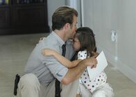 Hawaii Five-0 – Genießen ihre gemeinsam Zeit: Danny (Scott Caan, l.) und seine Tochter Grace (Teilor Grubbs, r.) ...
