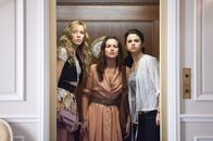 Plötzlich Star – Ein Sommerausflug nach Paris entpuppt sich für Grace (Selena Gomez, r.), ihre beste Freundin Emma (Katie Cassidy, l.) und ihre Stiefschwester Meg (Leighton Meester, M.) als deprimierender Pauschaltrip mit schrecklichem Hotelzimmer und hyperaktivem Reiseführer. Doch dann wird Grace mit einem englischen Society-Girl verwechselt ...