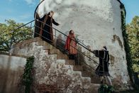 Triff... – Eleonore (Deborah Kaufmann) flieht vor der drohenden Gefangenschaft und wird unterstützt von Clarissa.