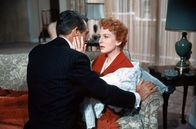 Die große Liebe meines Lebens – Durch einen Unfall hatte Terry McKay (Deborah Kerr, re.) ihren geliebten Nickie Ferrante (Cary Grant) versetzen müssen - erst spät versteht dieser, was tatsächlich vorgefallen ist.