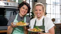 Schmeckt. Immer. – Zora Klipp (re.) und Theresa Knipschild.