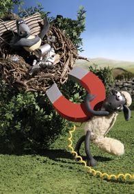 Shaun das Schaf – Ob Timmys Roboter, Bitzers Trillerpfeife oder das Besteck des Bauern - nichts ist sicher vor der diebischen Elster. Alles, was glitzert, hortet sie in ihrem Nest. Da kommt Shaun eine Idee: Mit Hilfe eines Megaelektromagneten will er der Elster ihr Diebesgut abluchsen.