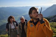 Die Bergretter – Ein Wanderehepaar (Sigrid Bennett, l./Josef Mittermayer, M.) hat wichtige Hinweise für Markus (Sebastian Ströbel). Sie haben die Bergrettung alarmiert.