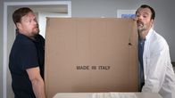 Praxis mit Meerblick – Hannes (Benjamin Güter) hilft dem Paketboten Oliver Bröcker (Thomas Freier).