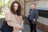 SOKO Potsdam – Der Politik-Blogger Frank Ollendorf (Eugen Knecht, r.) lauert der Freundin des Toten, Maja Gedicke (Muriel Wimmer, l.), auf. Er will ihr helfen, die Wahrheit über den Tod von Jonas herauszufinden, denn die Polizei will die Wahrheit vertuschen.
