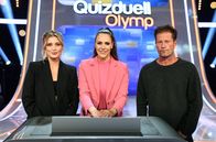 Quizduell-Olymp – Quizmasterin Esther Sedlaczek (M.) mit den Kandidat:Innen des Teams "Schweiger": Der Schauspielerin Luna Schweiger (l.) und ihrem Vater, dem Schauspieler Til Schweiger (r.).