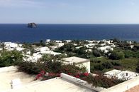 Leben mit Vulkanen – Blick über ein Dorf auf der italienischen Insel Stromboli, welche zum Archipel der Liparischen Inseln gehört