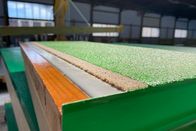P.M. Wissen – Ein mehrschichtiger Fahrbahnbelag aus verschiedenen Kunststoffen schütz die Holz-Module vor Nässe.