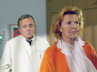 In aller Freundschaft – Prof. Dr. Simoni (Dieter Bellmann) teilt Schwester Ingrid (Jutta Kammann) mit, dass bei ihr eine Verengung des Rückenmarkkanals festgestellt wurde. Da die Erkrankung bereits weit fortgeschritten ist, rät Prof. Simoni zu einer Operation. Ingrid nimmt die Nachricht mit Entsetzen auf, denn sie weiß, dass die notwendige Operation an der Wirbelsäule erhebliche Risiken birgt.