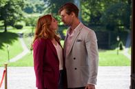 Sturm der Liebe – Pauls (Sandro Kirtzel, r.) Jobzusage setzt Constanze (Sophia Schiller, l.) weiter unter Druck.