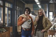 Castle – L-R: Erinnern stark an "Starsky & Hutch": Esposito (Jon Huertas) und Ryan (Seamus Dever), die sich von Kopf bis Fuß wie in den 1970er Jahren gestylt haben, um so Informationen von einem dubiosen Zeugen zu erhalten ...