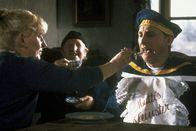 Otto - Der Film – Ein Löffel für die Mama, ein Löffel für den Papa! Erinnerungen an Ottos bewegte Kinderzeit. (Hannelore Paschier, Engelbert Feeken, Otto Waalkes).
