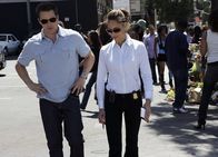 Numb3rs - Die Logik des Verbrechens – Ein neuer Fall beschäftigt Colby Granger (Dylan Bruno, l.) und Liz Warner (Aya Sumika, r.) ...