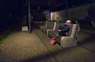 Fremde Tochter – SWR Fernsehen DEBÜT IM DRITTEN, "Fremde Tochter" Uhr. Lena wird mit 17 unverhofft schwanger. Farid, der Vater des Kindes ist Moslem. Zwei Welten prallen aufeinander, stehen Kopf. Ihre Liebe, die nicht sein darf, nicht sein kann, stellt nicht nur die beiden vor eine Zerreißprobe. Lena (Elisa Schlott, li.) hat beschlossen, zum Islam zu konvertieren. Dass sie für diesen Entschluss soviel Ablehnung erfährt, macht ihr zu schaffen.