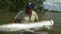 Zeb Hogans Monsterfische – San Juan River, Nicaragua, Mittelamerika: Zeb zeigt uns einen der größten Fische der Welt, den Riesentarpon.