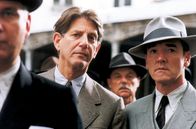 Bon Voyage – Alex Winckler (Peter Coyote, Mi.) agiert als deutscher Spion.