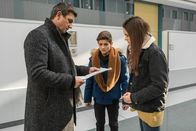 Der Bergdoktor – Nachdem Erianna ins Krankenhaus eingeliefert wurde, bespricht Dr. Gruber (Hans Sigl, l.) das Vorgehen mit ihrer Tochter Mara (Ava Montgomery, r.). Deren Freund Leon (Juls Luis Serger, M.) weicht ihr dabei nicht von der Seite.
